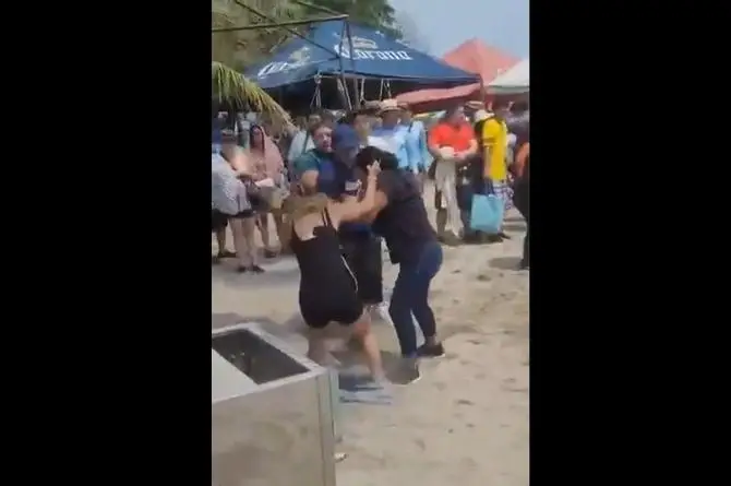 ¡Pelea campal en Villa del Mar! Lancheros vs Turistas arman tremendo despapaye 